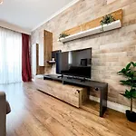 Апартаменты Altheda Living Sunstone - Luxury - Private Parking, Smart Tv, Huge Balcony And King Size Bed